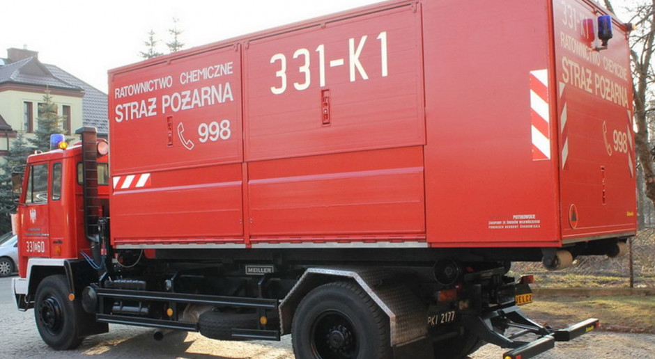 W akcji w Rowie uczestniczą specjalne grupy ratownictwa chemicznego, Fot. PSP Piotrków Tryb. Katastrofa ekologiczna - złodzieje uszkodzili ropociąg