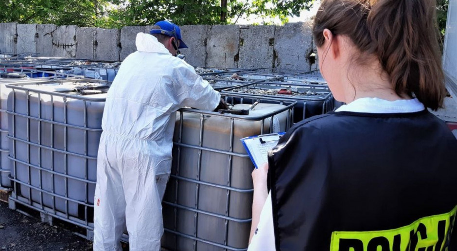 Nielegalne składowiska odpadów odkryto w kilku miejscach w powiecie mikołowskim na Śląsku, Foto: Policja Śląska policja wykryła ponad 100 tys. litrów niebezpiecznych odpadów