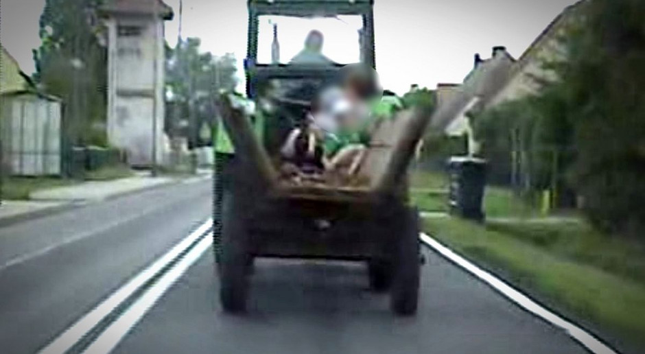 Pasażerów na wozie policjanci wypatrzyli na drodze krajowej nr 12, fot. Policja Traktor bez przeglądu, wóz bez świateł, a na nim dzieci