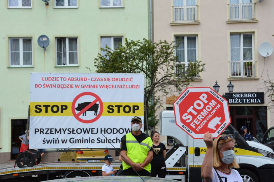 Protestujący sprzeciwiają się założonej przez inwestora skali produkcji, Foto: Gmina Sulechów/Facebook