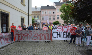 Na sulechowskim rynku protestowali mieszkańcy kilku wsi, a wśród nich rolnicy i przedsiębiorcy, Foto: Gmina Sulechów/Facebook