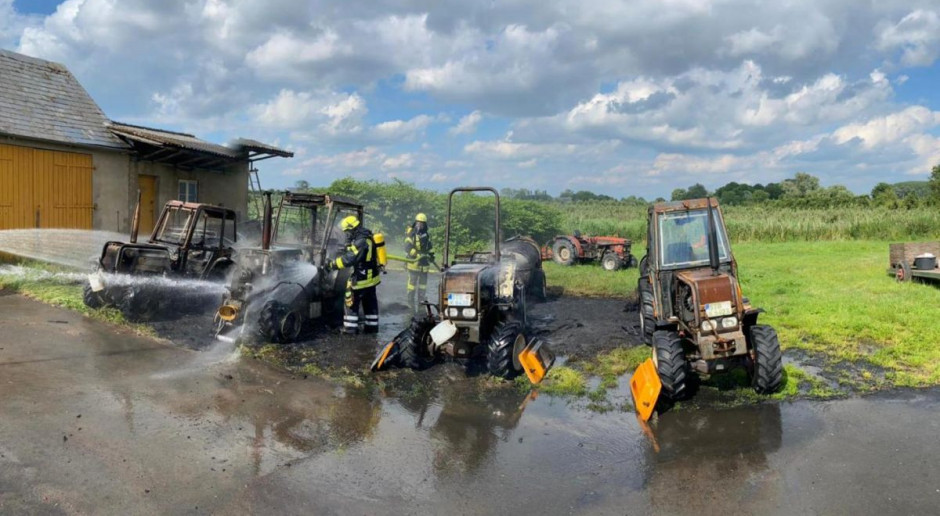Cztery ciągniki i auto spłonęły doszczętnie, fot. Policja Stade Cztery spalone ciągniki, auto i stodoła