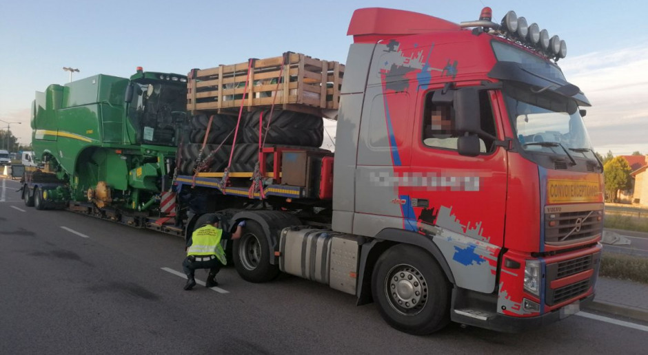 Ponadgabarytowy transport z kombajnem zmierzał na Litwę, Fot. WITD Białystok Zatrzymany transport z kombajnem