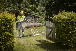 Wybierając pilarkę do prac pielęgnacyjnych w sadzie czy ogrodzie, jak i do przycinania większych gałęzi czy cięcia mniejszych drzew sprawdzą się lekkie i uniwersalne urządzenia. Foto. Stiga
