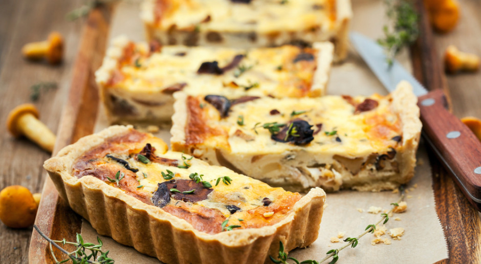 Kurki świetnie sprawdzają się też jako sezonowy dodatek do tarty lub pizzy, fot. Shutterstock Sezon na kurki – inspiracje kulinarne