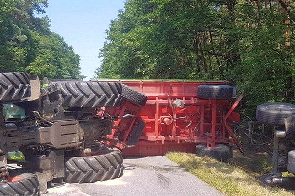 Wywrócone pojazdy zablokowały drogę wojewódzką pod Namysłowem, fot. OSP Mikowice