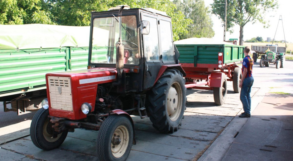 Do wypadku doszło przy wyładunku ziarna, zdjęcie ilustracyjne: Farmer Wypadek przy pracy w gospodarstwie - nastolatek w szpitalu