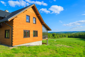 Polacy wolą budować drewniane domy na wsi