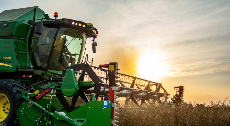 Okazuje się, że pięcioklawiszowa konstrukcja kombajnu John Deere T550 nie ustępuje wydajnością maszynom konkurencji, które posiadają o jeden wytrząsacz więcej. fot. materiały prasowe John Deere T550 - wydajny kombajn o kompaktowych rozmiarach
