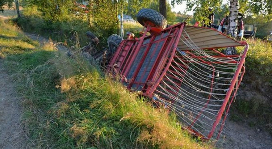 Traktor z przyczepą wywrócił się na łące, Foto ilustracyjne: Policja Zginął rolnik przygnieciony przez ciągnik rolniczy