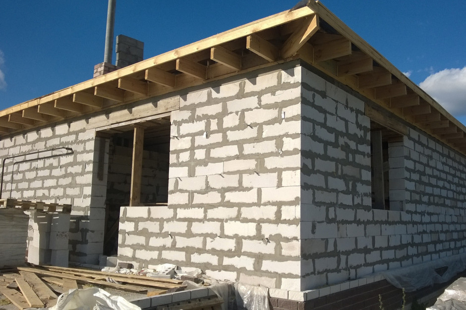 Budowa domu wiąże się z doborem materiałów termoizolacyjnych o odpowiednich parametrach. Foto. Devolk z Pixabay