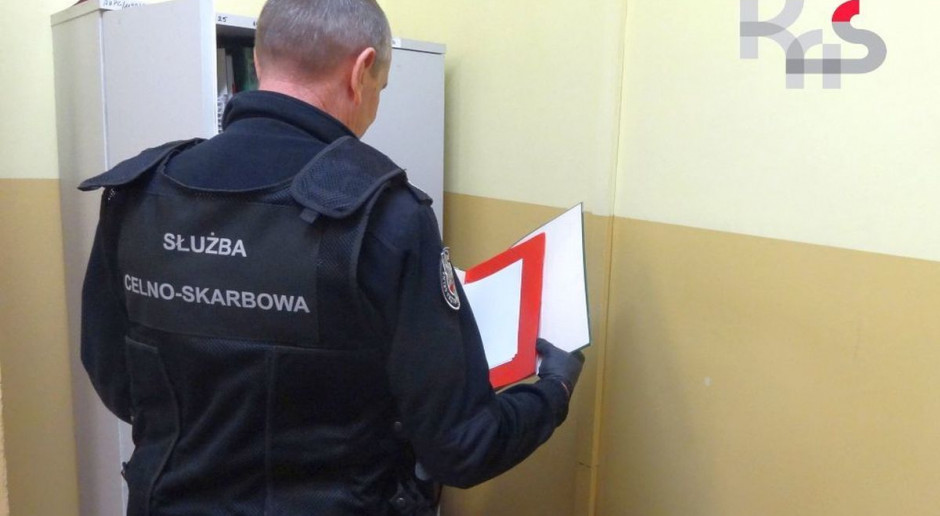 KAS zabezpieczyła dokumentację księgową firmy, fot. KAS Podatkowa karuzela na napojach zatrzymana