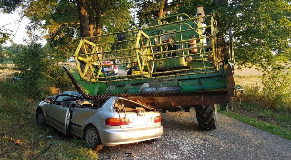 Zakleszczone pojazdy całkowicie zablokowały drogę, fot. Policja Honda wjechała pod kombajn