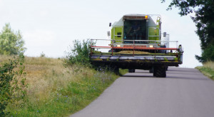 Kombajn z hederem na drodze – może to zalegalizować?