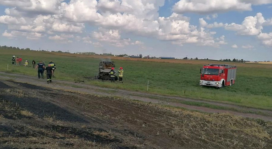 Rolnik zginął wciągnięty przez prasę, Foto: OSP Podstolin Rolnik zginął w płonącej prasie