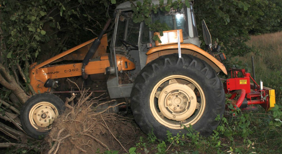 Traktorzysta miał dużo szczęścia, bowiem nie zginął pod kołami pojazdu, Foto: Policja Rolnika przejechał własny traktor