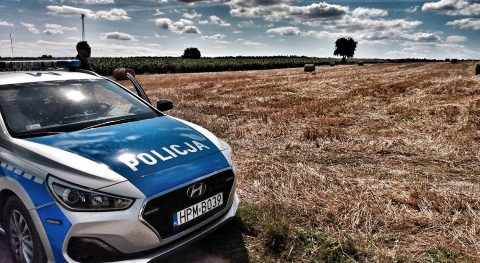 Dziecko spadło z załadowanej ziarnem przyczepy, Foto: Policja 5-letnia dziewczynka spadła z przyczepy wyładowanej zbożem