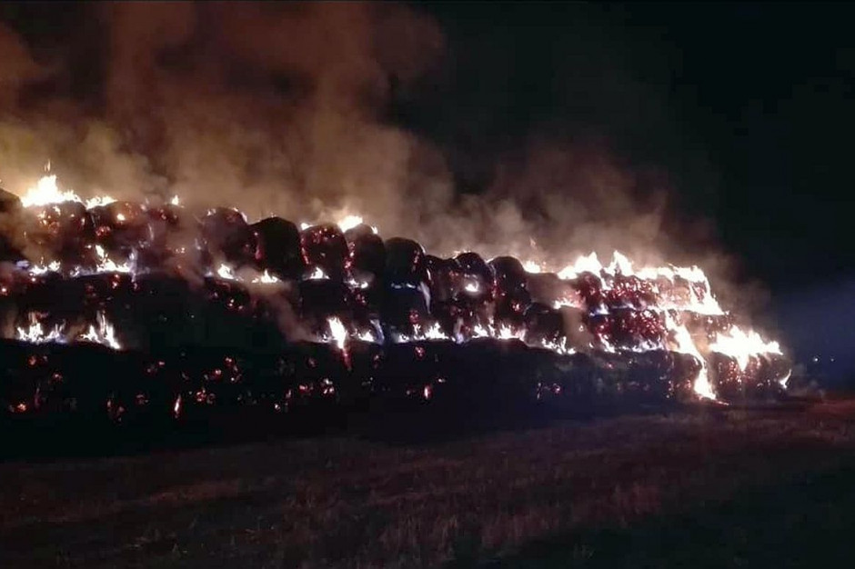 Kilkudziesięciu strażaków przez wiele godzin gasiło płonąca słomę pod Prudnikiem, Foto: OSP Chrzelice