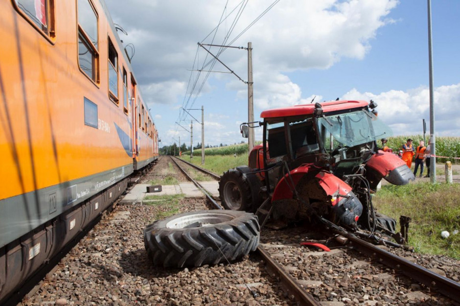 Rozpędzony pociąg staranował ciągnik stojący na przejeździe, Fot. PSP Piła