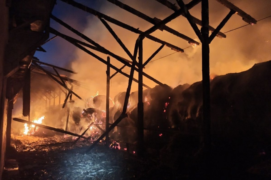 Ogień strawił wiatę i składowaną pod nia słomę, Foto: OSP Zopowy