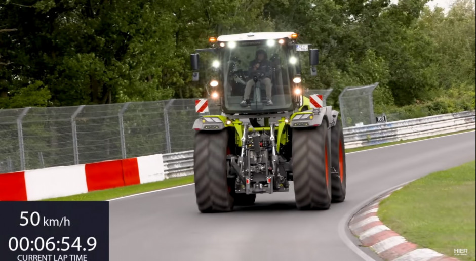 Ciągnikowi udało się rozwinąć maksymalną prędkość na poziomie 53 km/h oraz uzyskać czas przejazdu wynoszący 24 min. 50 sek. fot. auto motor und sport/YouTube Claas Xerion na torze wyścigowym Nurburgring