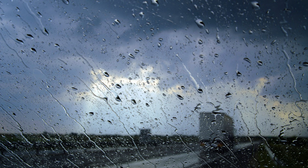 IMGW ostrzega przed intensywnymi opadami deszczu niemal w całym kraju
