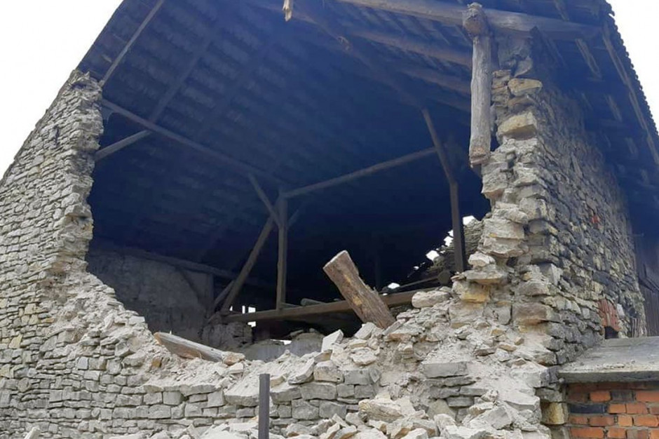 Szczytowa ściana budynku runęła, a reszta groziła zawaleniem, fot. PSP Strzelce Opolskie