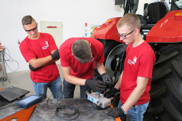 Młodzi mechanicy mieli okazję odbyć szkolenie z zakresu diagnostyki komputerowej oraz wykorzystania oscyloskopu warsztatowego. fot. mat. prasowe Zawody EuroSkills 2020 – ostatnia prosta przed eliminacjami