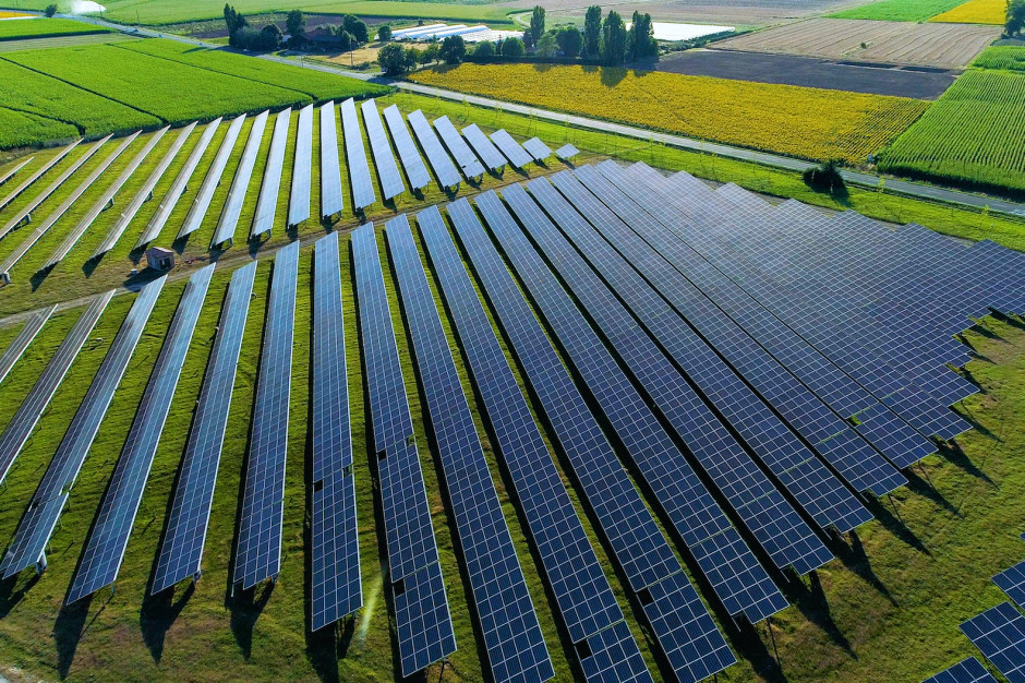 IRENA: 91 procent energii z nowych OZE  pochodziło z energii słonecznej i wiatrowej; Fot Shutterstock
