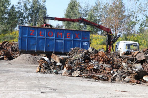 Sprzątają pogorzelisko po nielegalnym składowisku śmieci w Nowinach