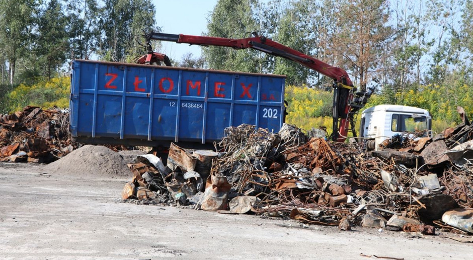 Z terenu usuwany jest metalowy złom, fot. Starostwo Powiatowe Kielce Sprzątają pogorzelisko po nielegalnym składowisku śmieci w Nowinach