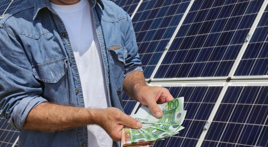 Aż 29% badanych przyznało, że podczas realizacji inwestycji miało duże problemy z biurokracją, a 15,5% bezpośrednio wskazało na trudności z uzyskaniem dofinansowania. Foto. Polacy sięgają po dofinansowanie na inwestycje fotowoltaiczne