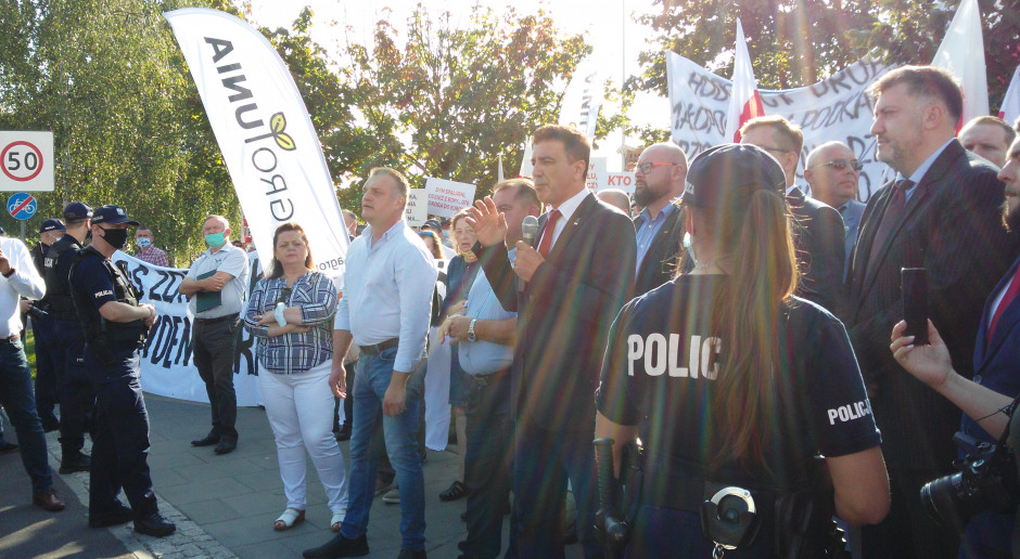 Podczas dzisiejszego protestu przed siedzibą PiS; fot. PTWP KZRKiOR: Protestujemy!