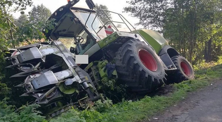 Sieczkarnia straciła stabilność i wylądowała w rowie, fot. Policja Sieczkarnia wpadła do rowu