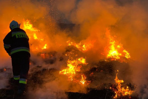 Śląskie: W związku z pożarem w Sosnowcu służby zalecają pozostanie w domach