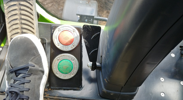 Przyciski do podnoszenia (czerwony) i opuszczania (zielony) kabiny. Obok hamulec, fot.kh