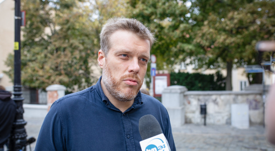 Adrian Zandberg podkreślił, że "dziś kończymy w Polsce z biznesami, opierającymi się na brutalnych metodach uboju", fot. Szymon Mucha / Shutterstock.com Lewica: Jako jedyny klub parlamentarny w całości głosowaliśmy za przyjęciem ustawy o ochronie zwierząt