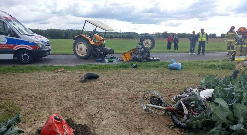 W efekcie zderzenia oba pojazdy zostały rozbite, fot. PSP Chełmno Zderzenie ciągnika z motocyklem, ranni kierowcy