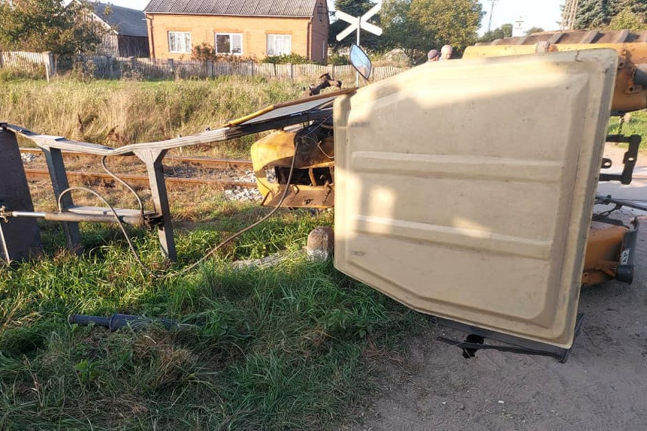 Traktor wywrócił się po zderzeniu z pociągiem, Fot: OSP Zawidz
