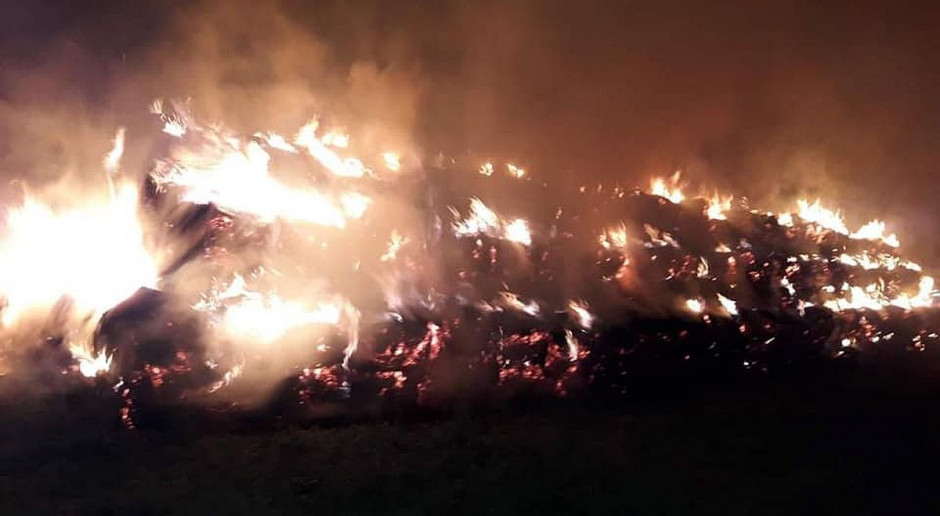 W minioną sobotę we wsi spłonęła kolejna sterta słomy, Foto: OSP Strzeleczki Wójt wyznaczył nagrodę za wskazanie podpalacza