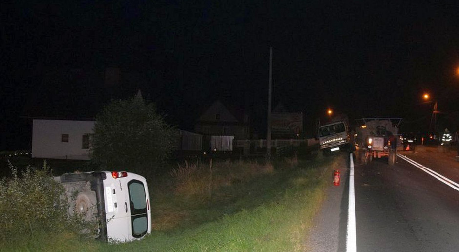 Po zderzeniu z nieoświetloną przyczepą samochód dachował, fot. Policja Traktorzysta uciekł po zderzeniu z samochodem