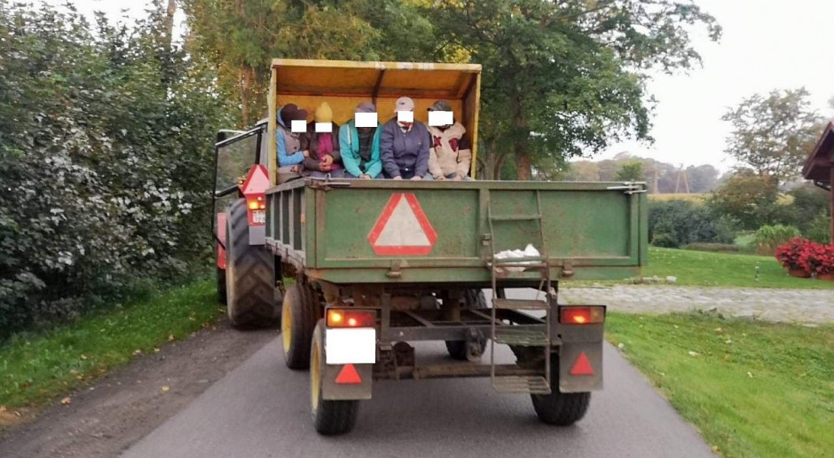 Gospodarza wożącego pracowników na przyczepie czekają srogie konsekwencje, fot. Policja Traktorzysta wiózł na przyczepie pięć osób
