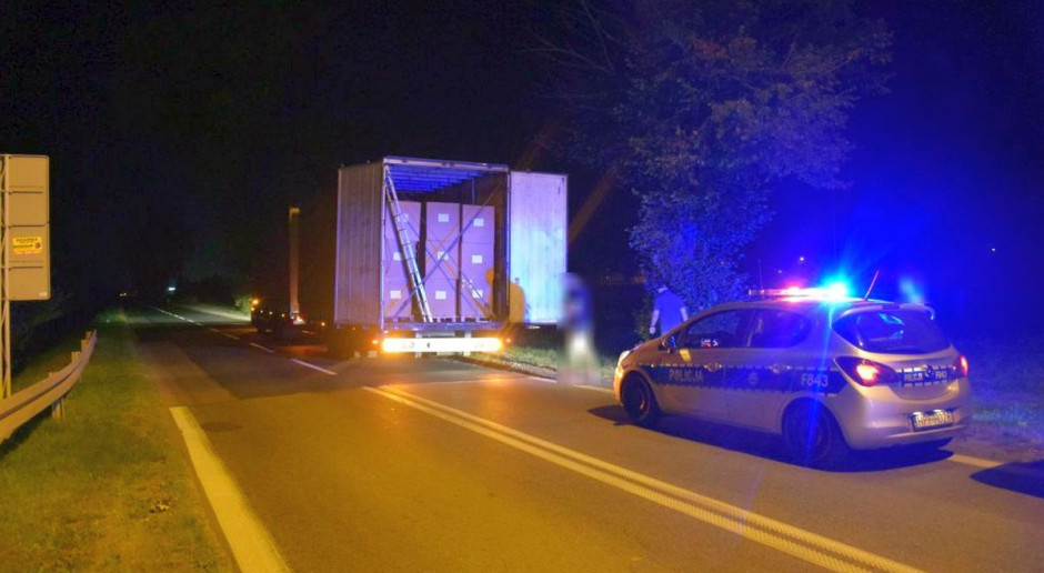 Ciężarówkę z ładunkiem tytoniu zatrzymano w pobliżu Łeczycy, fot. Policja Policjanci przechwycili transport 7 ton nielegalnego tytoniu