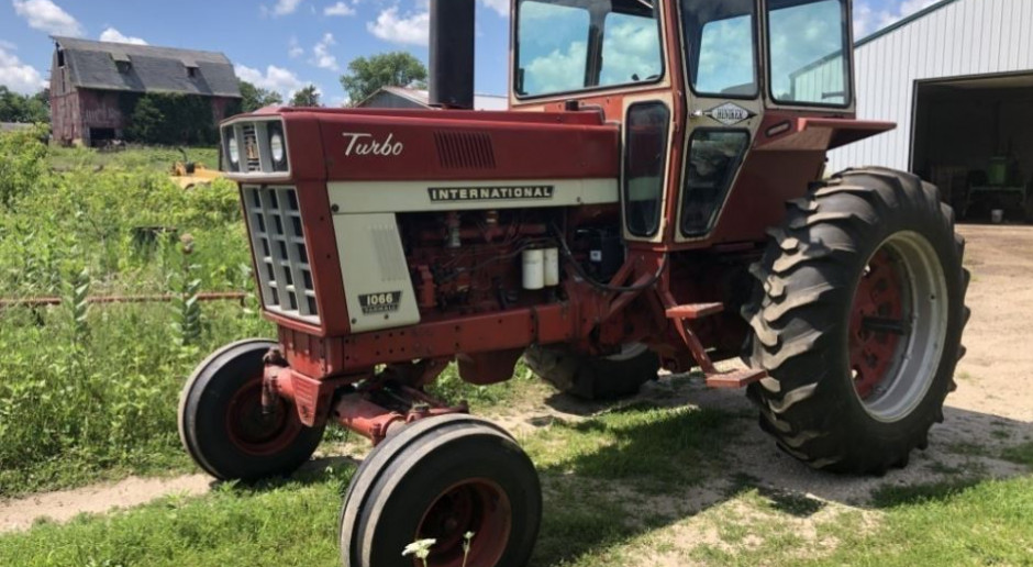 Całkiem handsome ten prawie pięćdziesięcioletni IHC 1066, fot. Machinery Pete 106 KM za 334 tys. zł, czyli krótko o 49-letnim ciągniku IHC 1066