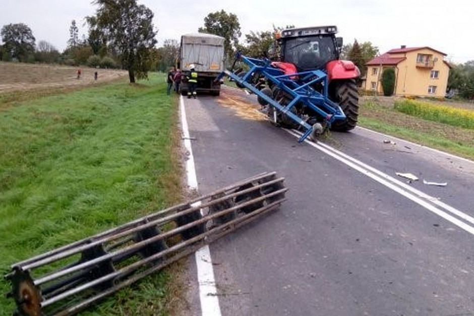 Ciężarówka uderzyła w sprzęt uprawowy doczepiony do ciągnika, fot: PSP Hrubieszów
