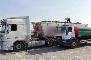 Kierowca sam przerzucił nadwyżkę buraków