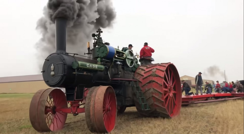 Właściciel ciągnika postanowił sprawdzić jego możliwości podczas pracy z ogromnym pługiem marki John Deere fot. Kory Anderson/YouTube Case 150 z silnikiem parowym - orka z 36-skibowym pługiem!