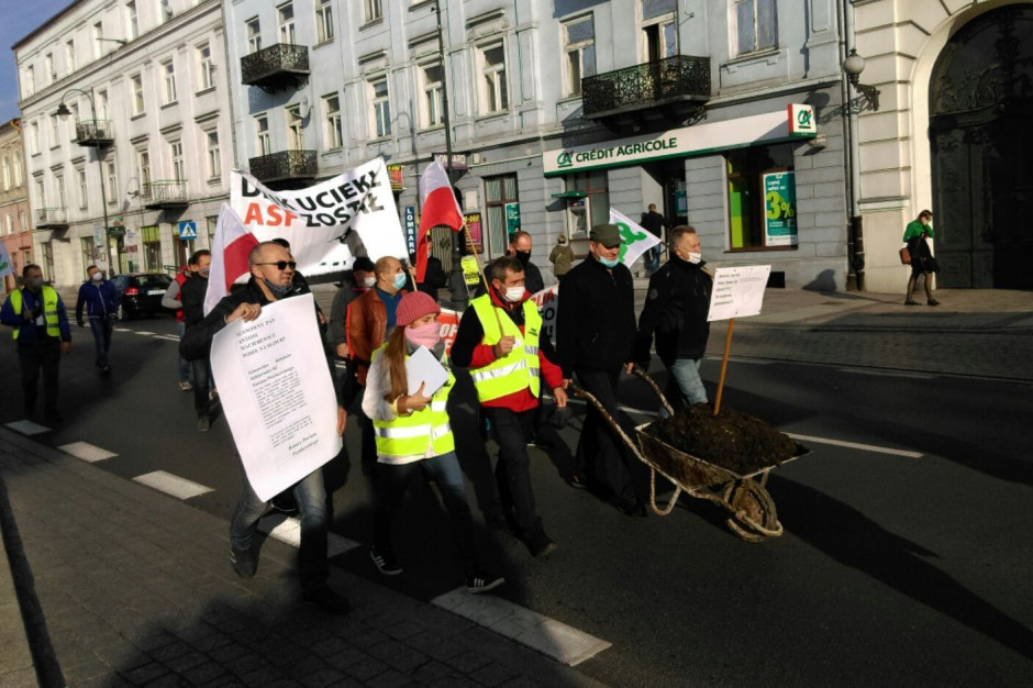 Protestujący w drodze do biura poselskiego Antoniego Macierewicza.fot. G.Tomczyk