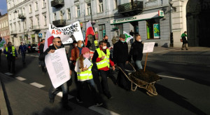 Protesty rolnicze - blokady i obornik pod biurem poselskim