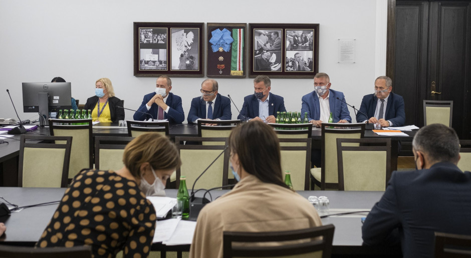 Senacka komisja rolnictwa rekomenduje odrzucenie "piątki dla zwierząt", fot.Twitter Senat RP Senacka komisja rolnictwa za odrzuceniem "piątki dla zwierząt"